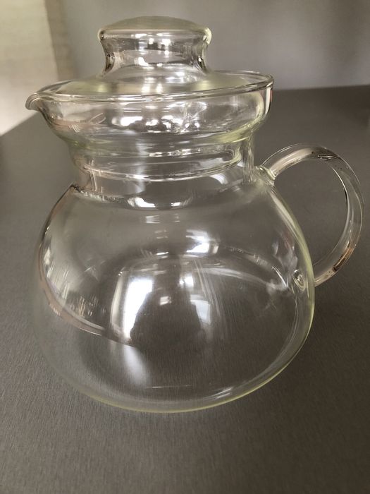 Szklany dzbanek ze szklaną pokrywką