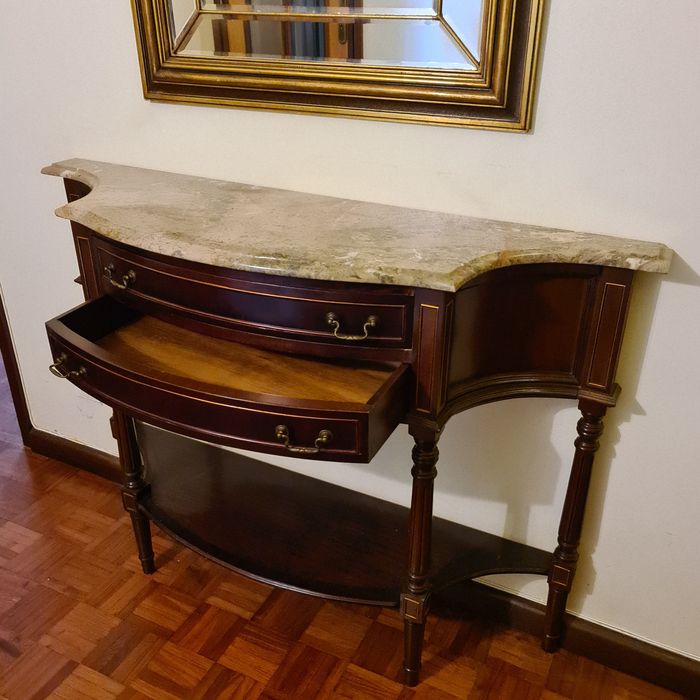 Aparador com espelho antigo em ótimo estado