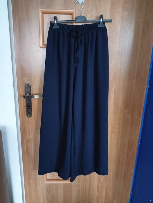 Czarne spodnie z szeroką nogawka