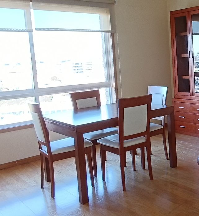 Conjunto mesa de sala de jantar extensível mais 4 cadeiras