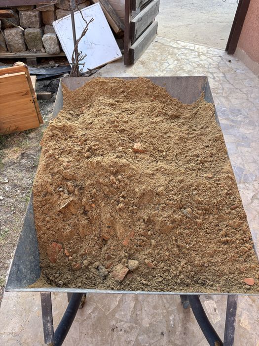 Piasek oraz drobny gruz do podsypki i zageszczania.