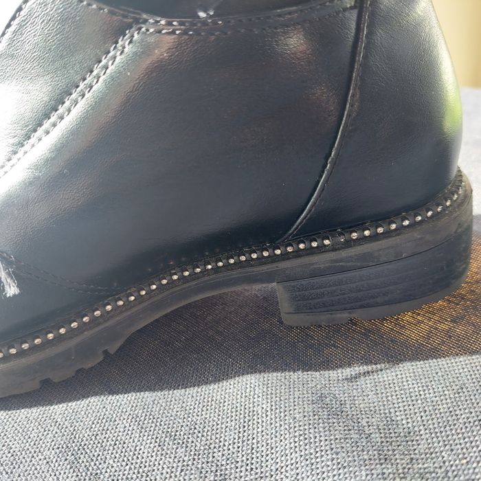 Botas modernas, pretas com fecho e fivelas