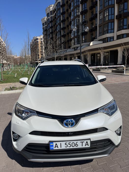Toyota RAV 2016 року Premium