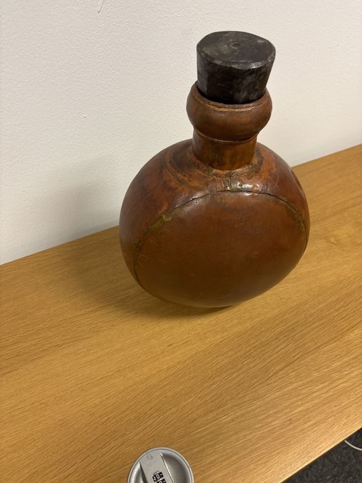 Jarro em metal com tampa antigo