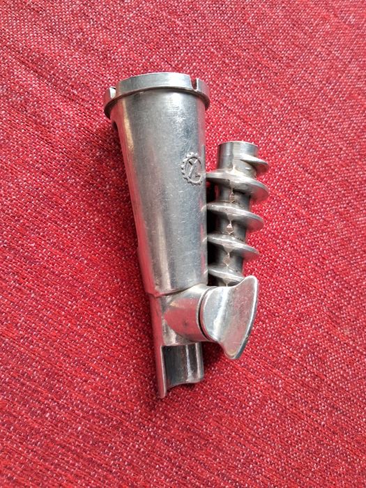 Соковыжималка приставка к ручной мясорубке для томатов.