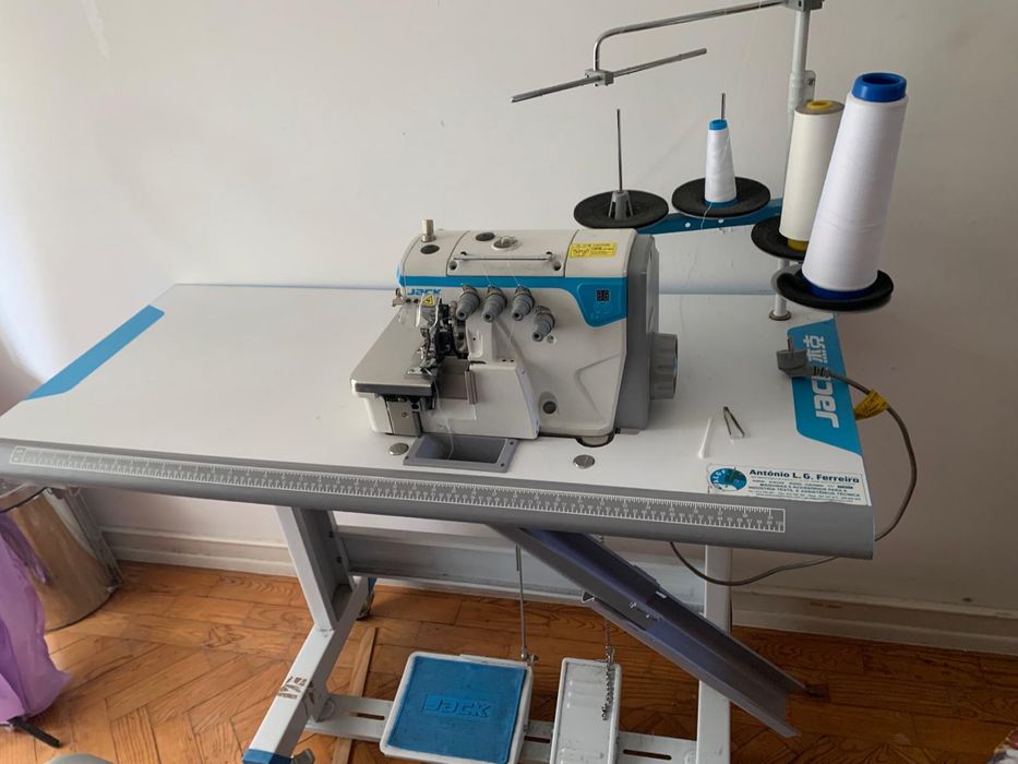 Máquina corte e cose JackE4