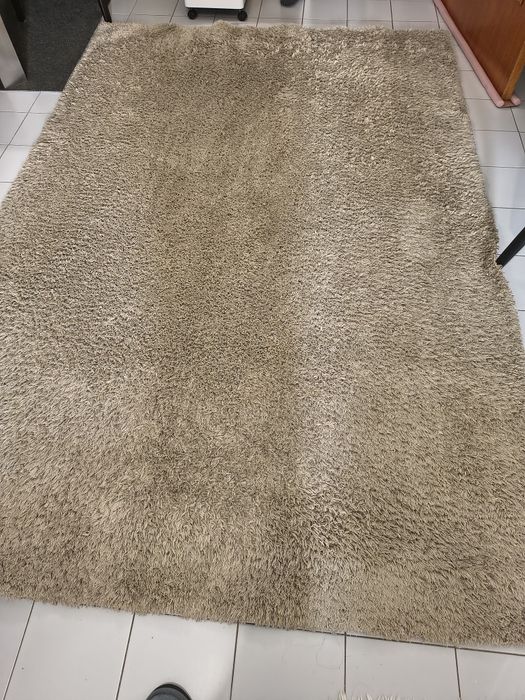 Vendo carpete de pelo  com 2m por 1.60 em creme.contato pelo olx