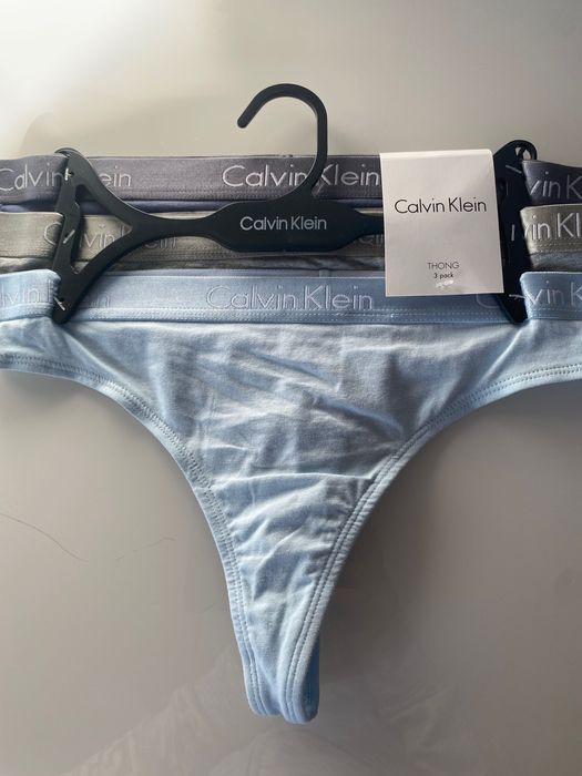 Majtki stringi Calvin Klein rozmiar  M 3 pak  
 niebieskie