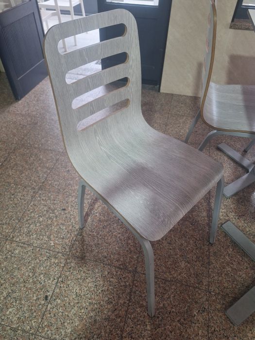 Mobiliário para Café / Restaurante – Mesas e Cadeiras em Bom Estado