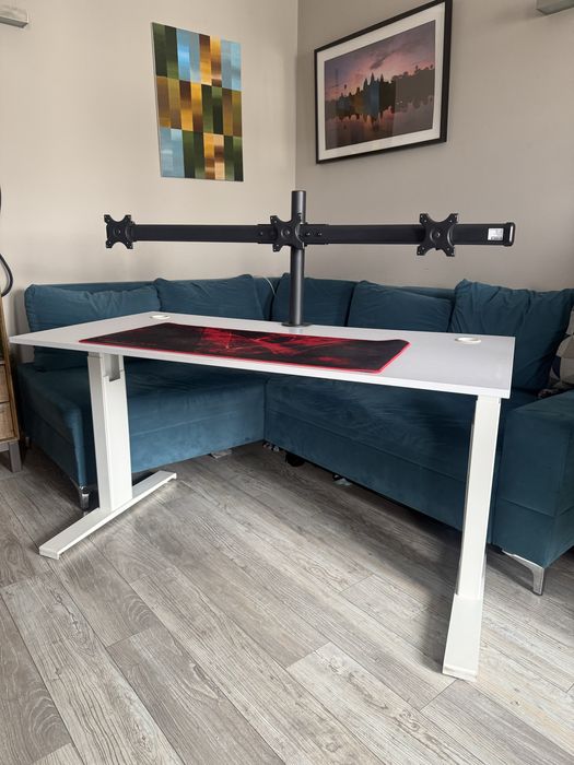 Biurko regulowane z uchwytem na 3 monitory