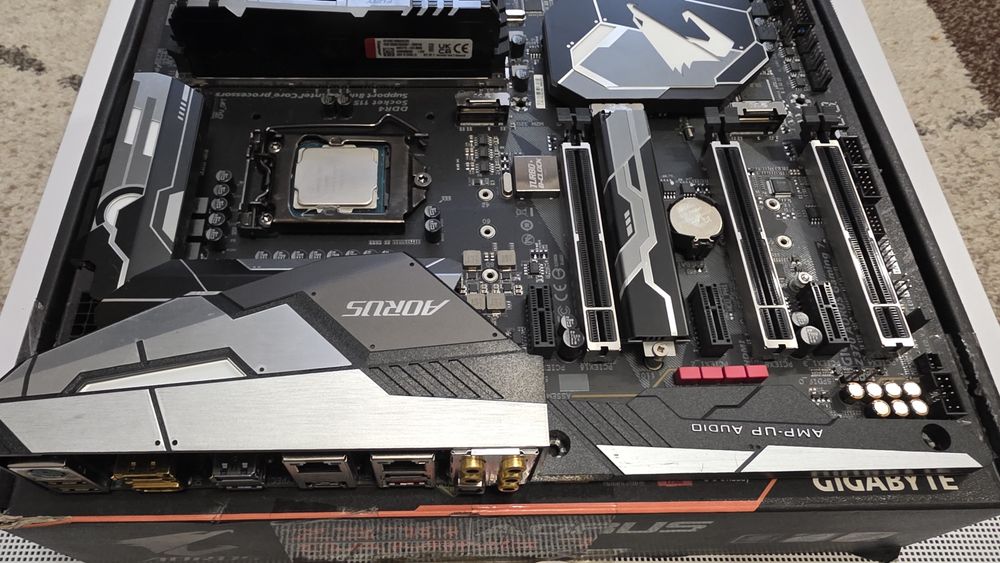 Intel I7 8700k + płyta Gigabyte Z370 AORUS Gaming 7 +  DDR4 2x16 GB
