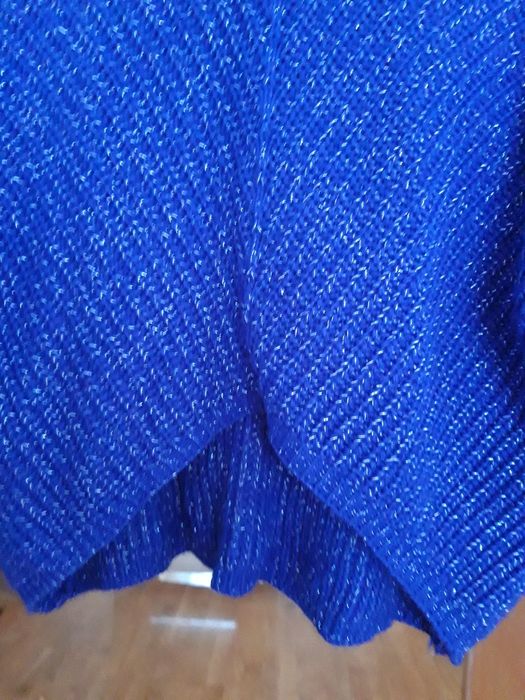 Sweter z akrylu z srebrną nitką.