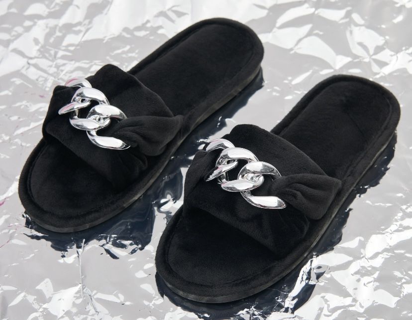 Czarne kapcie z ozdobnym łańcuchem