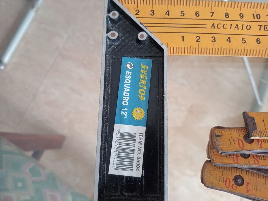 Metro de carpinteiro e esquadro.