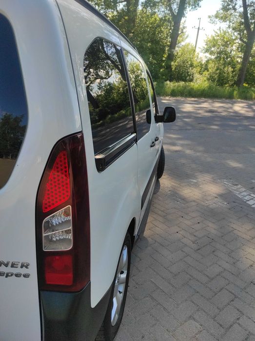 Автомобіль Пежо Партнер.