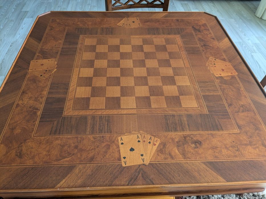 Mesa de jogo com cadeiras