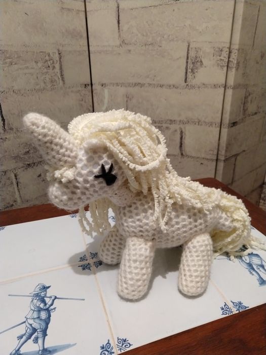 Єдиноріг, одноріг, цікава в'язана іграшка для декору