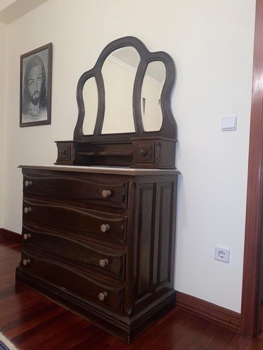 Vendo móveis de castanho maciço em bom estado.