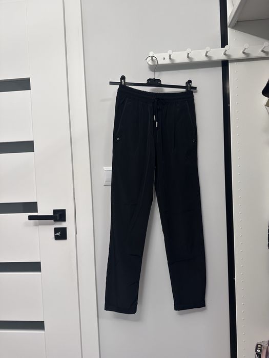 Czarne spodnie damskie Bershka