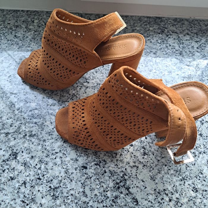 Sandałki na słupku