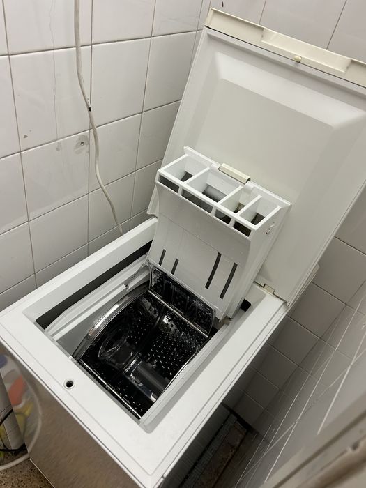 Maquina de lavar roupa praticamente  nova