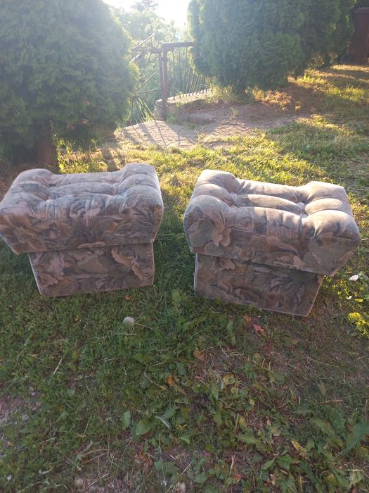 Dwa fotele plus dwie pufy