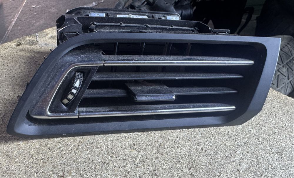 Дефлектор воздуха правый PEUGEOT 308 (T9) 1303823XZD