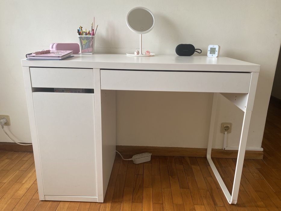 Secretaria + quadro Ikea
