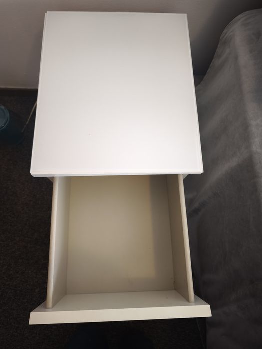 Mesinha de Cabeceira IKEA com cobertura em vidro