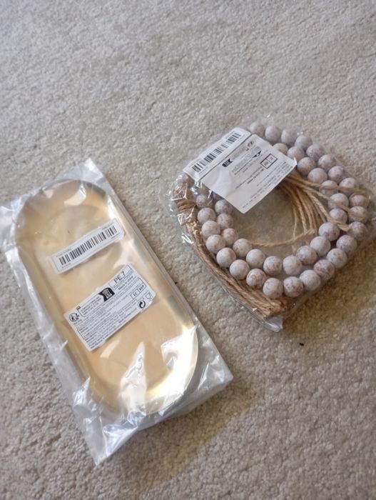 Bandeja dourada em metal. Colar de decoração.