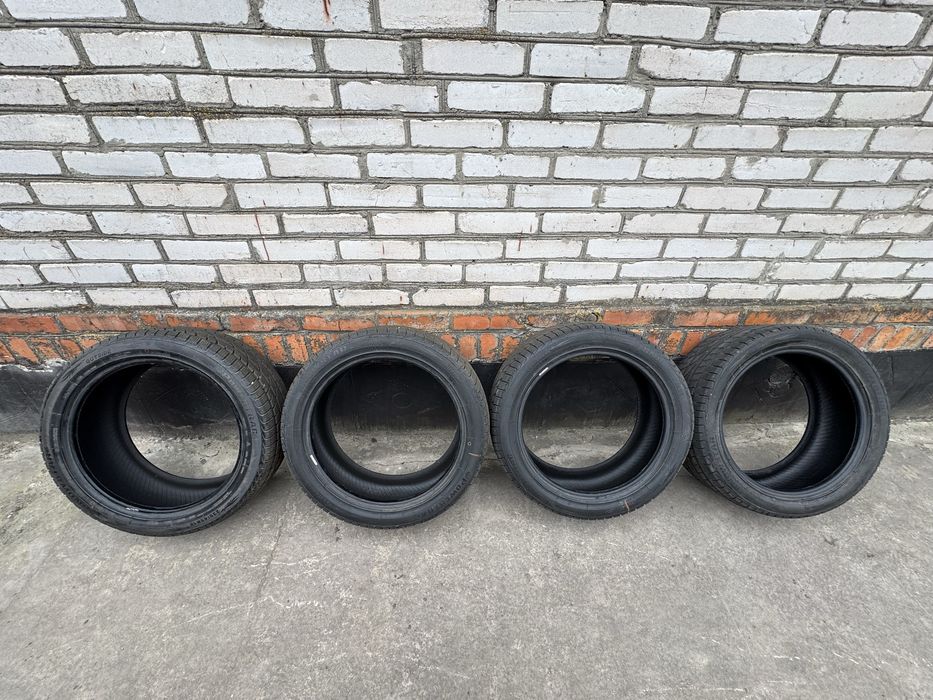 Зимова гума 235/45/18  22 року Відкатав пів сезону