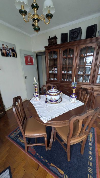 Vende-se mobília de sala de jantar (mesa + cadeiras + móvel grande)