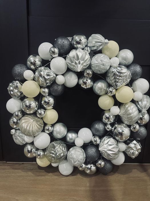 Świąteczny wianek na drzwi