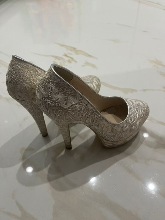 Sapatos altos compensados