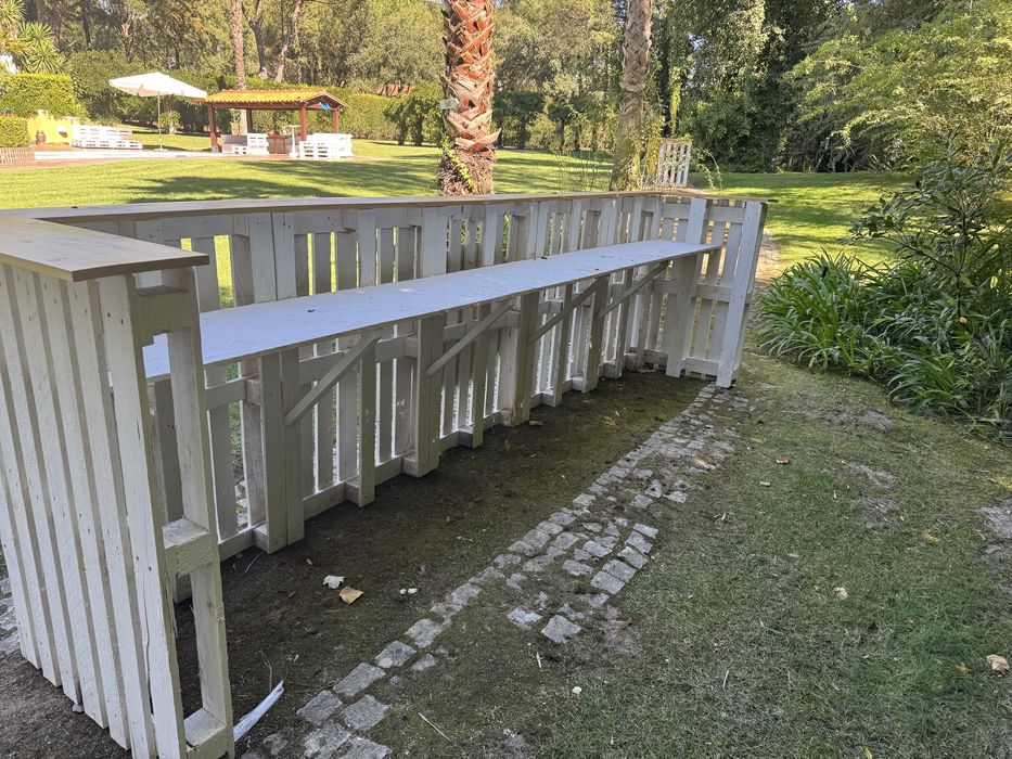 Bar em paletes com tampo de pinho