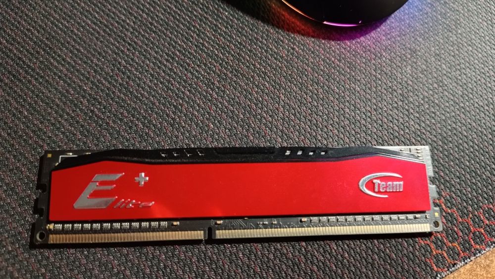 Оперативная память DDR 3  (2 шт по 4 Гб)