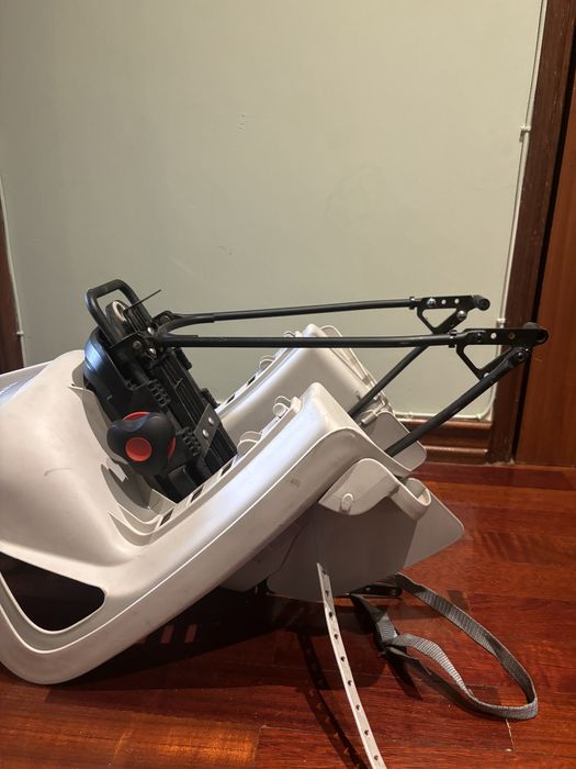 Porta-criança para fixação no porta-bagagem Groove