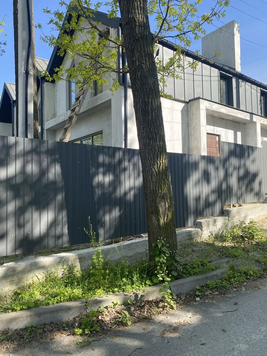 Продаж свого тауну прямо біля озера.Центральні комунікації