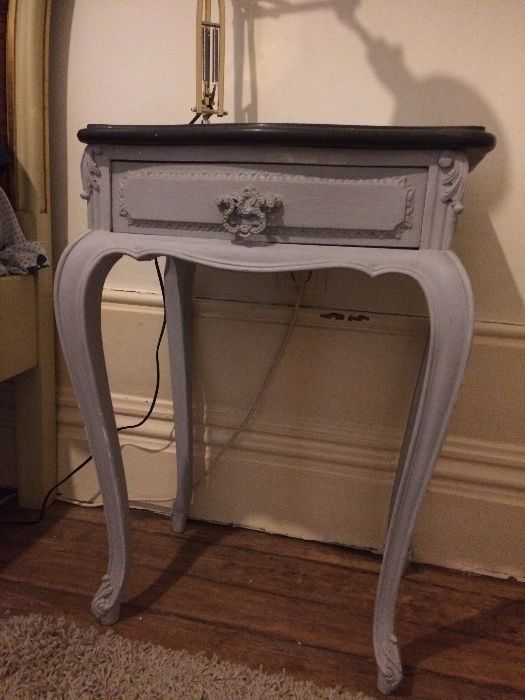 Mesas cabeceira antigas com tampo em mármore (valor unitário)