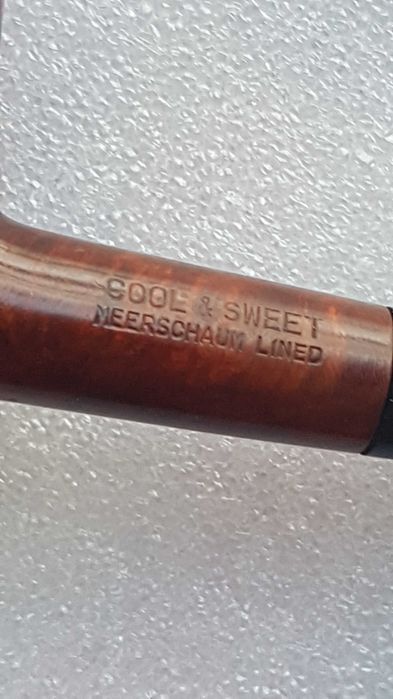 Stara fajka wrzoścowa z napisem "COOL & SWEET"