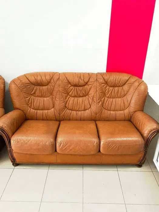 Sofá de 3 lugares + 2 poltronas em pele sintética em muito bom estado