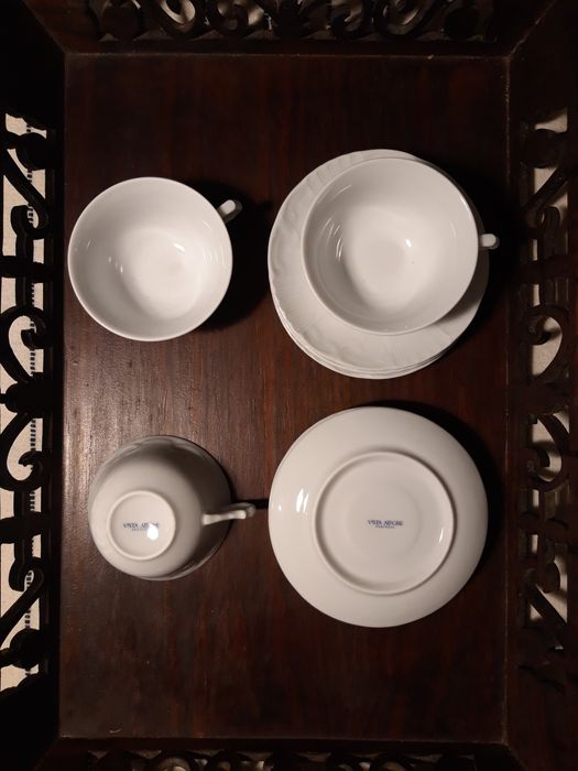 3 chávenas de café da VISTA ALEGRE, com motivos em relevo + 6 pires