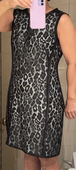 Elegante vestido preto em renda da marca Mango