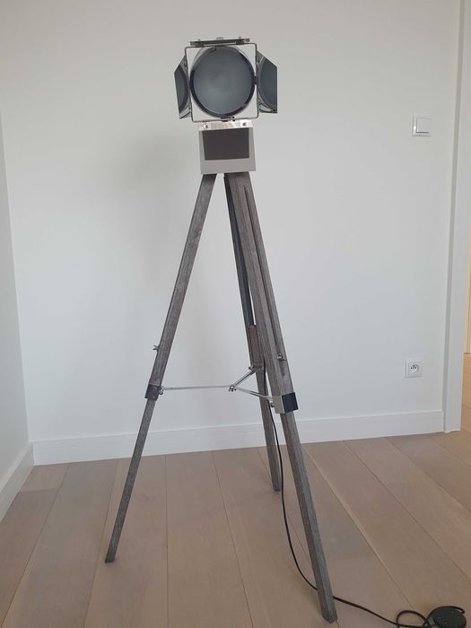 lampa podłogowa HOLLY typu reflektor