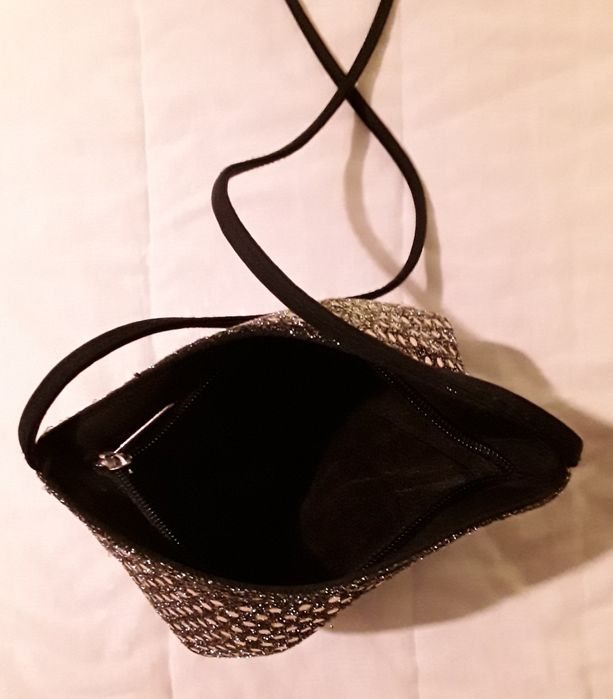 Mala a tiracolo preta com lantejoulas douradas