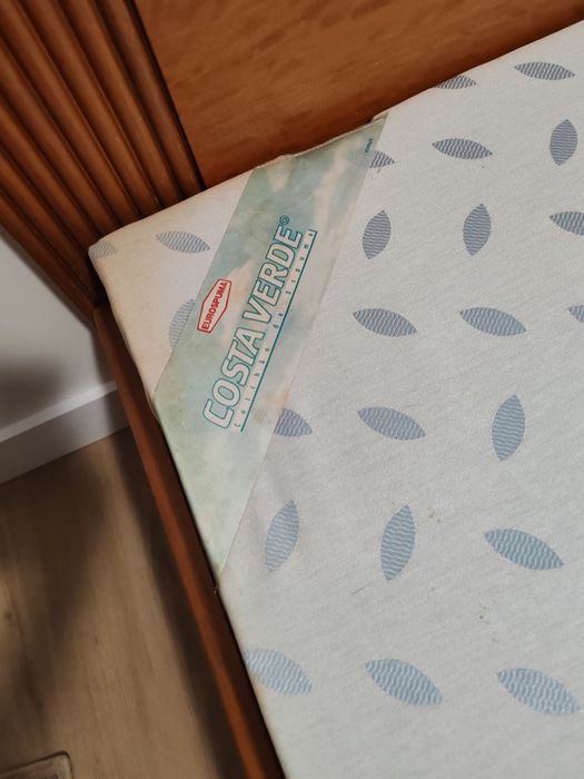 Cama de casal e mesa de cabeceira em