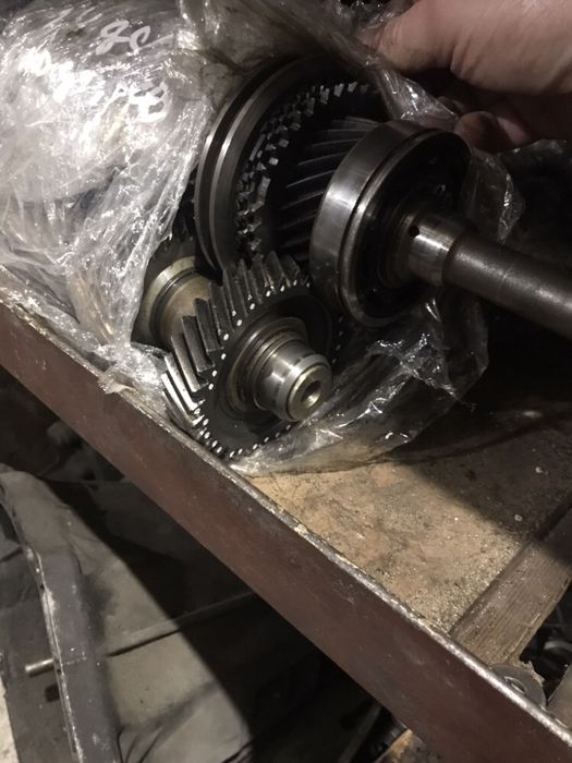 Вал кпп в сборе с шестернями и подшипники Форд Транзит сальник