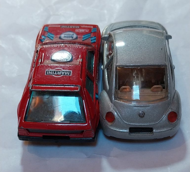 Duas miniaturas Burago em escala 1/43