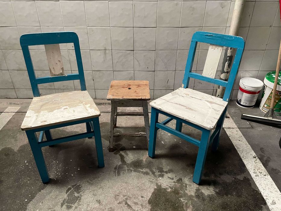 Conjunto de cadeiras e banco vintage de madeira