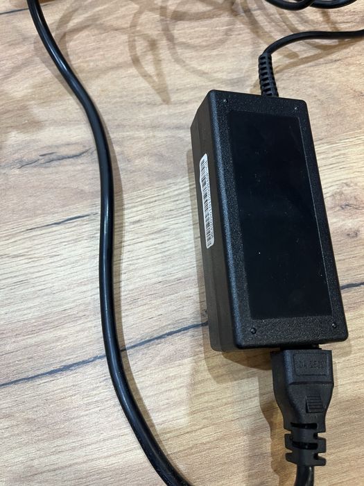 Зарядний пристрій до ноутбука